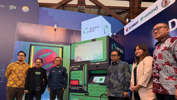 XLSMART Luncurkan #ByeByeBox di ITB, Mesin Penukar E-Waste Pertama di Indonesia Berbasis AI