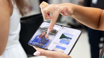 iPhone Duo: HP Lipat Pertama Apple Hadir dengan Layar 5,4 Inci Luar dan 7,6 Inci Dalam